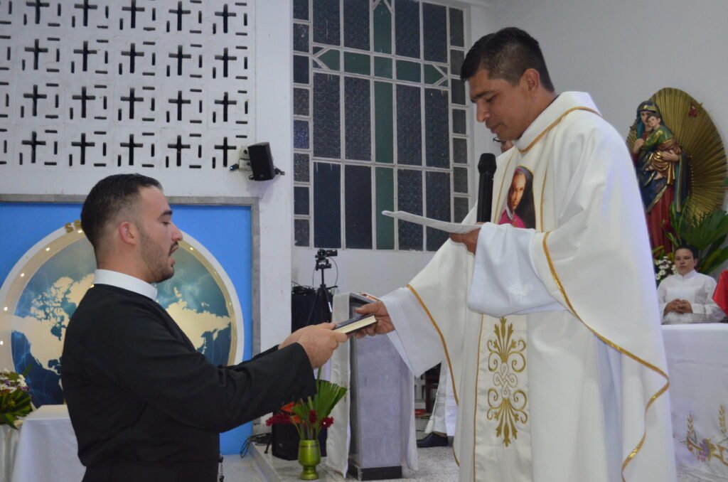 Entrega de Constituciones